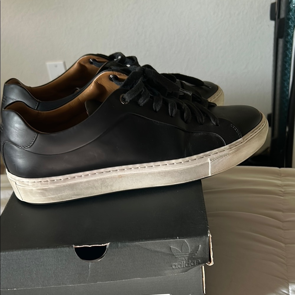 Hugo Boss Men10 black Leather Sneakers